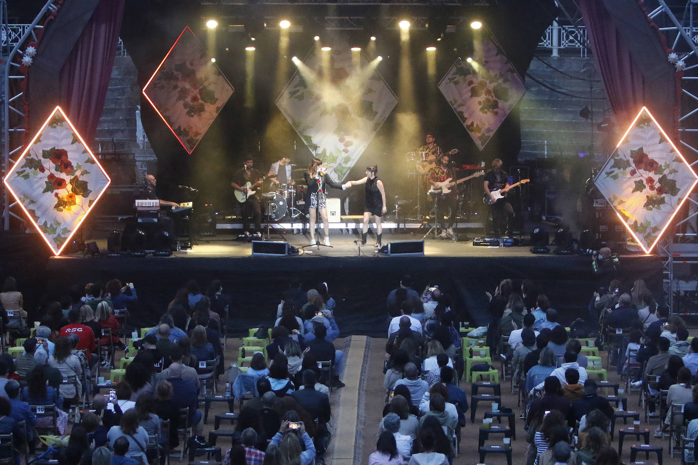 La plaza de toros de Gijón rozó el lleno este viernes para escuchar a Rozalén, en un concierto emocionante en el que la cantautora derrochó sensibilidad.