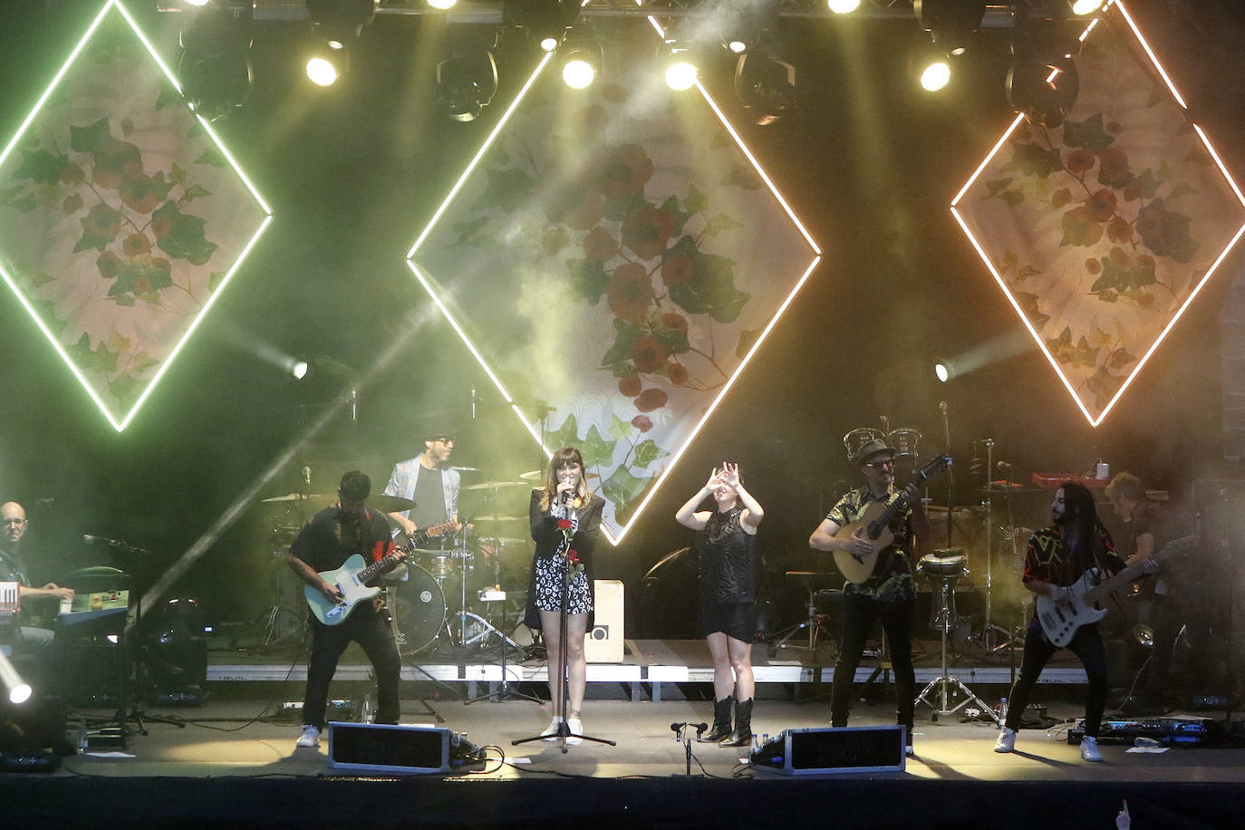 La plaza de toros de Gijón rozó el lleno este viernes para escuchar a Rozalén, en un concierto emocionante en el que la cantautora derrochó sensibilidad.