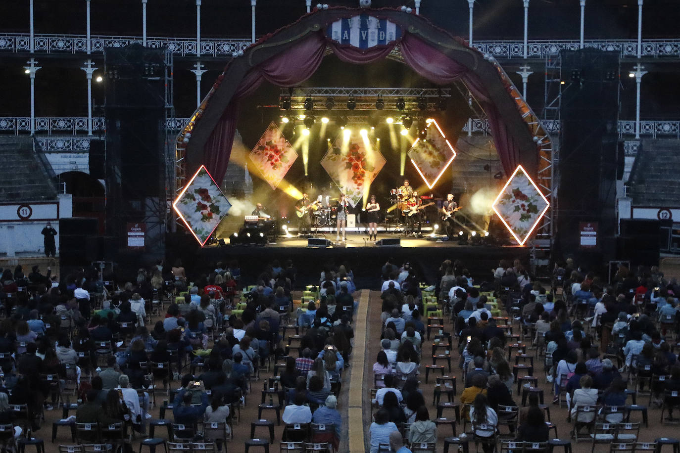 La plaza de toros de Gijón rozó el lleno este viernes para escuchar a Rozalén, en un concierto emocionante en el que la cantautora derrochó sensibilidad.