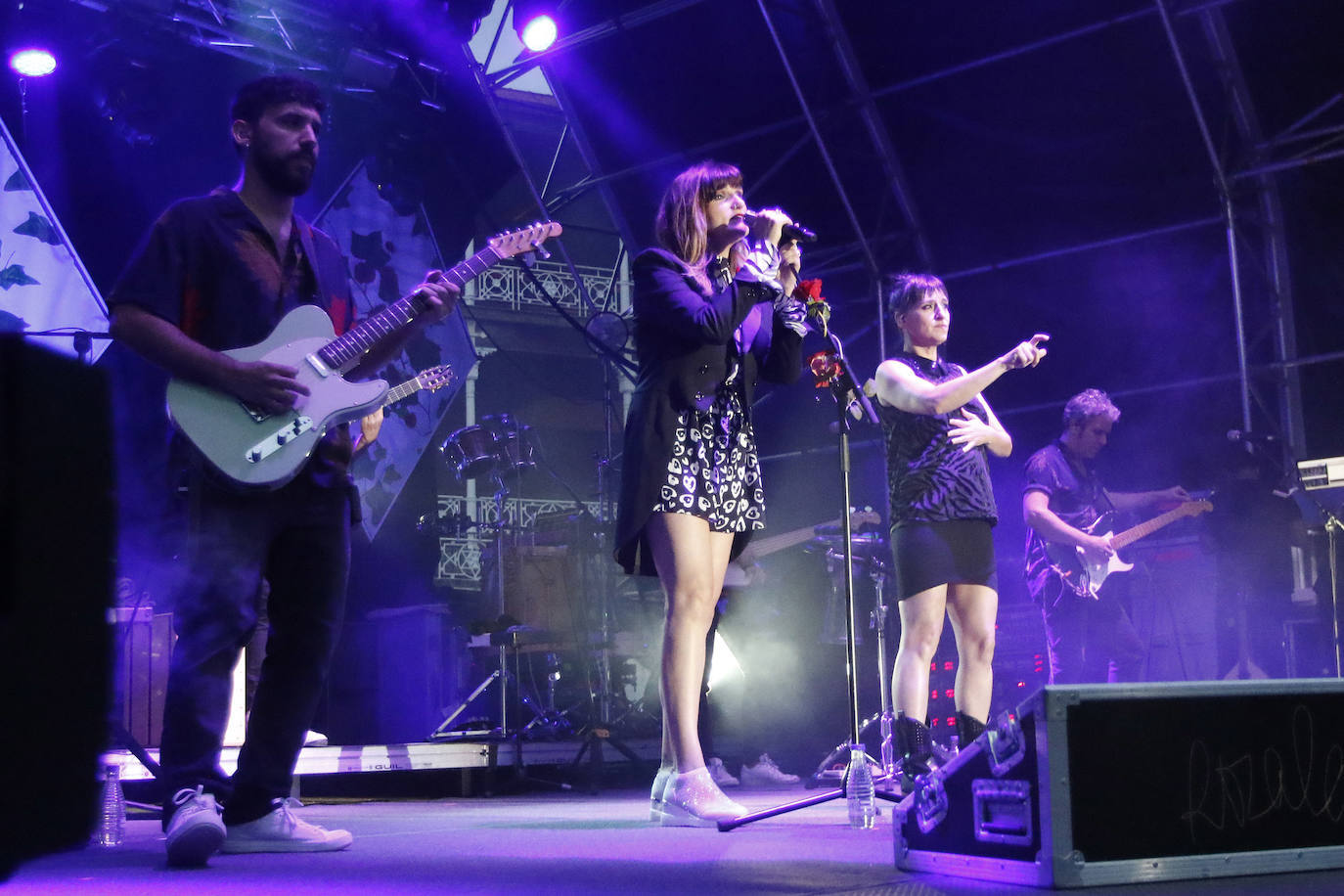 La plaza de toros de Gijón rozó el lleno este viernes para escuchar a Rozalén, en un concierto emocionante en el que la cantautora derrochó sensibilidad.