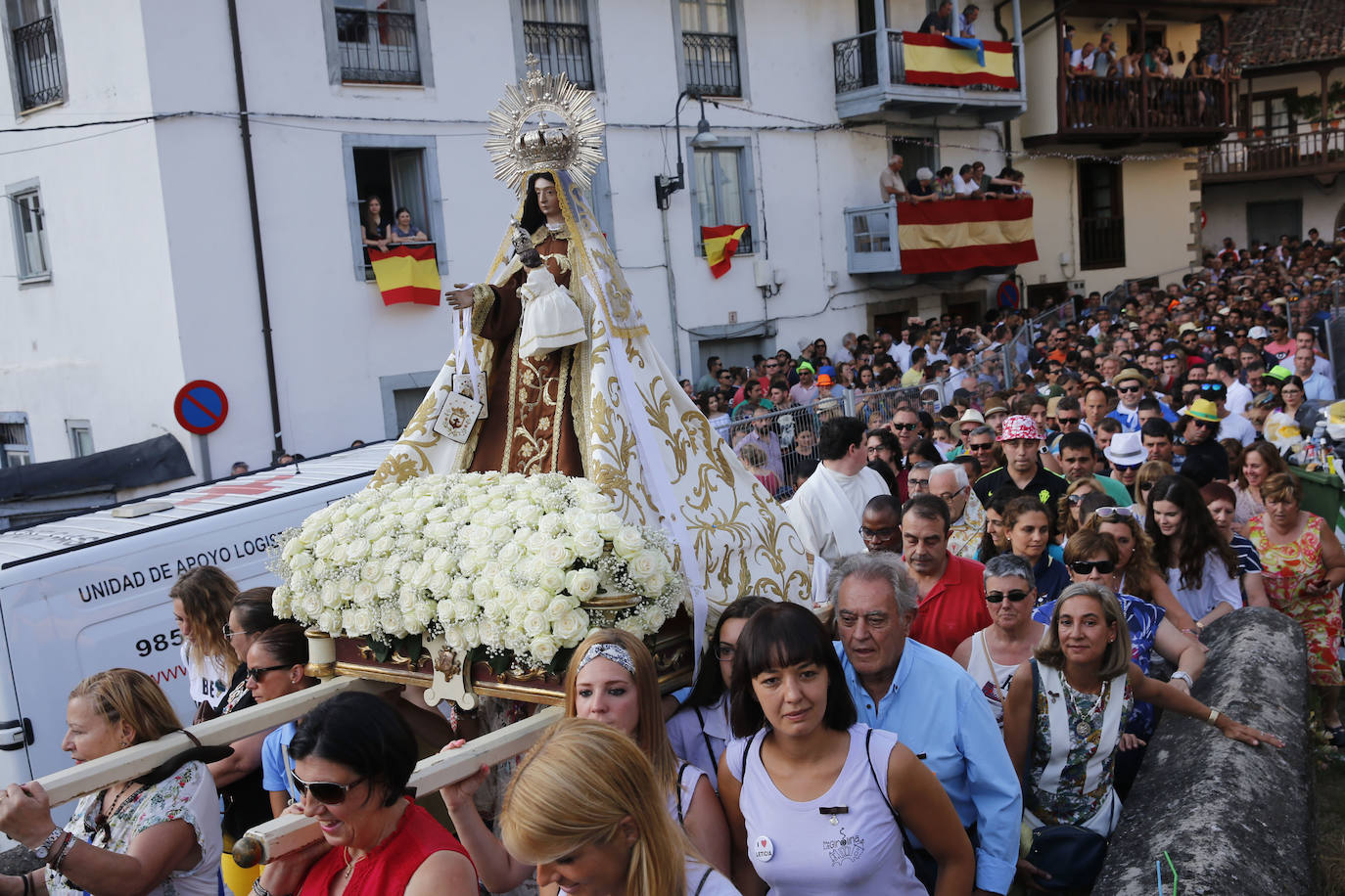 La Descarga es un homenaje a la Virgen del Carmen en forma de pólvora. La villa de Cangas del Narcea vibra con la descarga de voladores. 