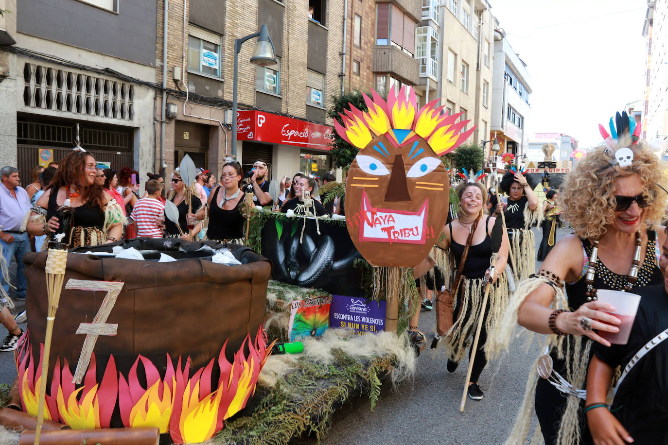 El río se viste de gala en el Descenso Folclórico del Nalón. Es un desfile acuático y de tono humorístico que se celebra en el río a su paso por el concejo de Laviana.