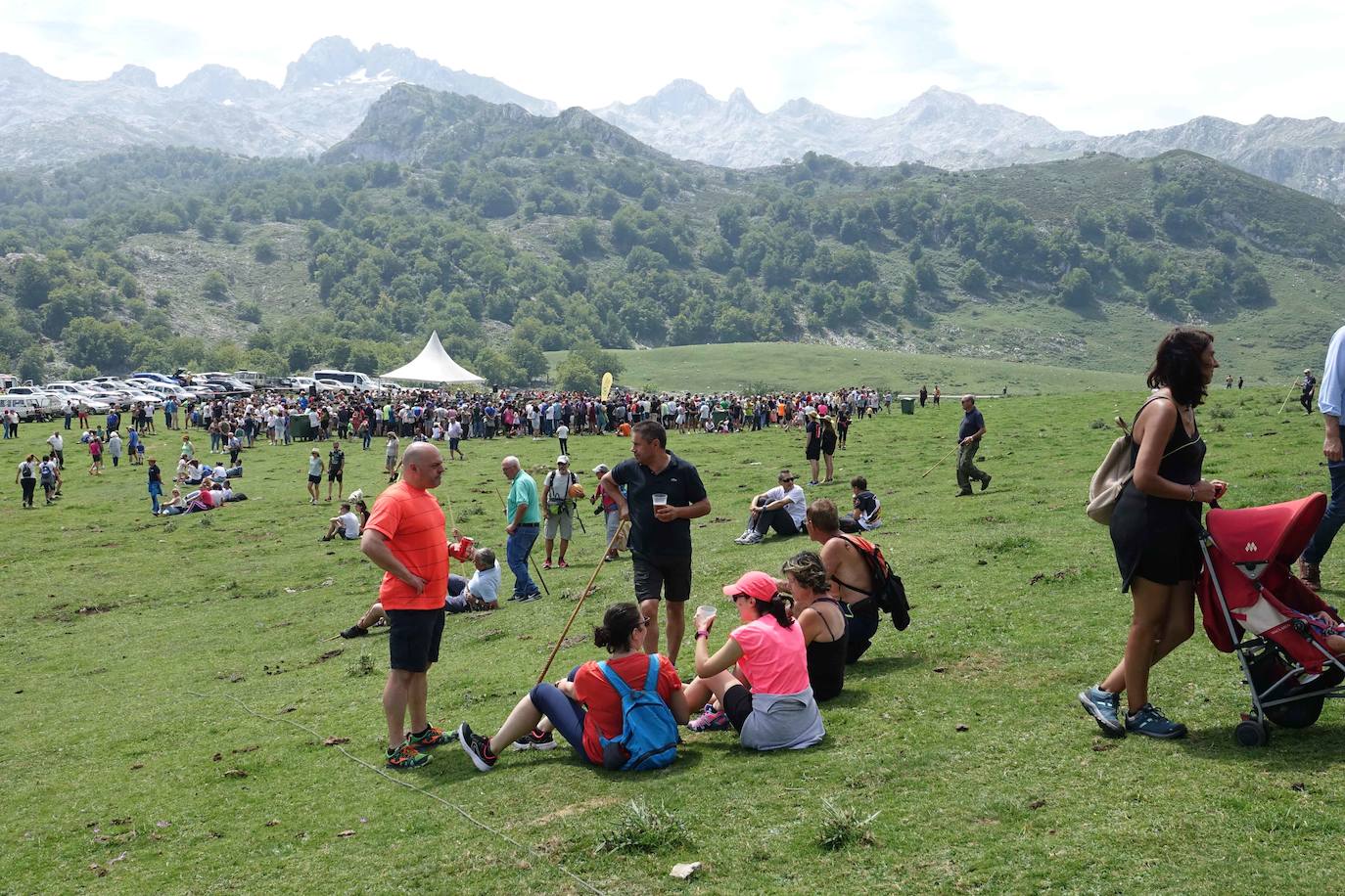 La Fiesta del Pastor en la Vega de Enol es un homenaje a la vida y la historia del pastoreo. Se celebra en el corazón del Parque Nacional de Picos de Europa.