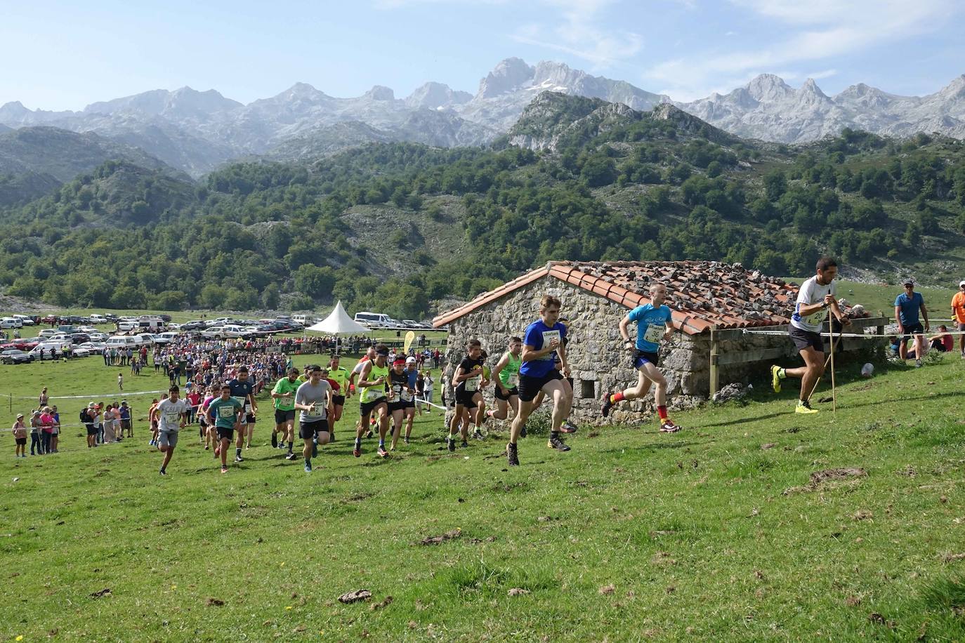 La Fiesta del Pastor en la Vega de Enol es un homenaje a la vida y la historia del pastoreo. Se celebra en el corazón del Parque Nacional de Picos de Europa.