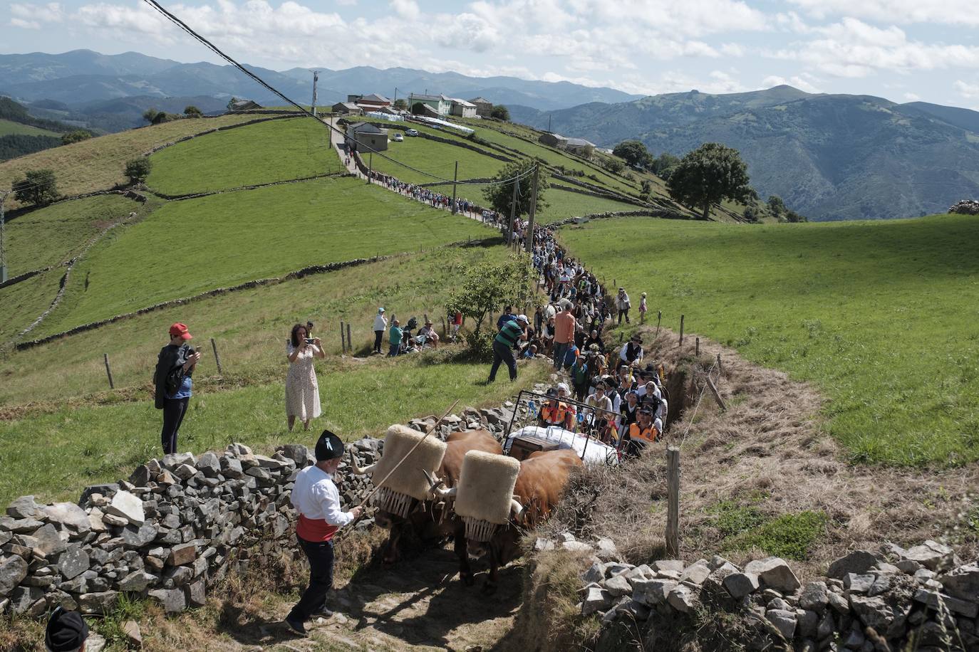 La Fiesta Vaqueira, también conocida como la Vaqueirada, se celebra en la braña de Aristébano, entre Tineo y Valdés. Es una de las fiestas más étnicas y originales de toda Asturias, un homenaje de la vida y costumbres de los Vaqueiros de Alzada. 