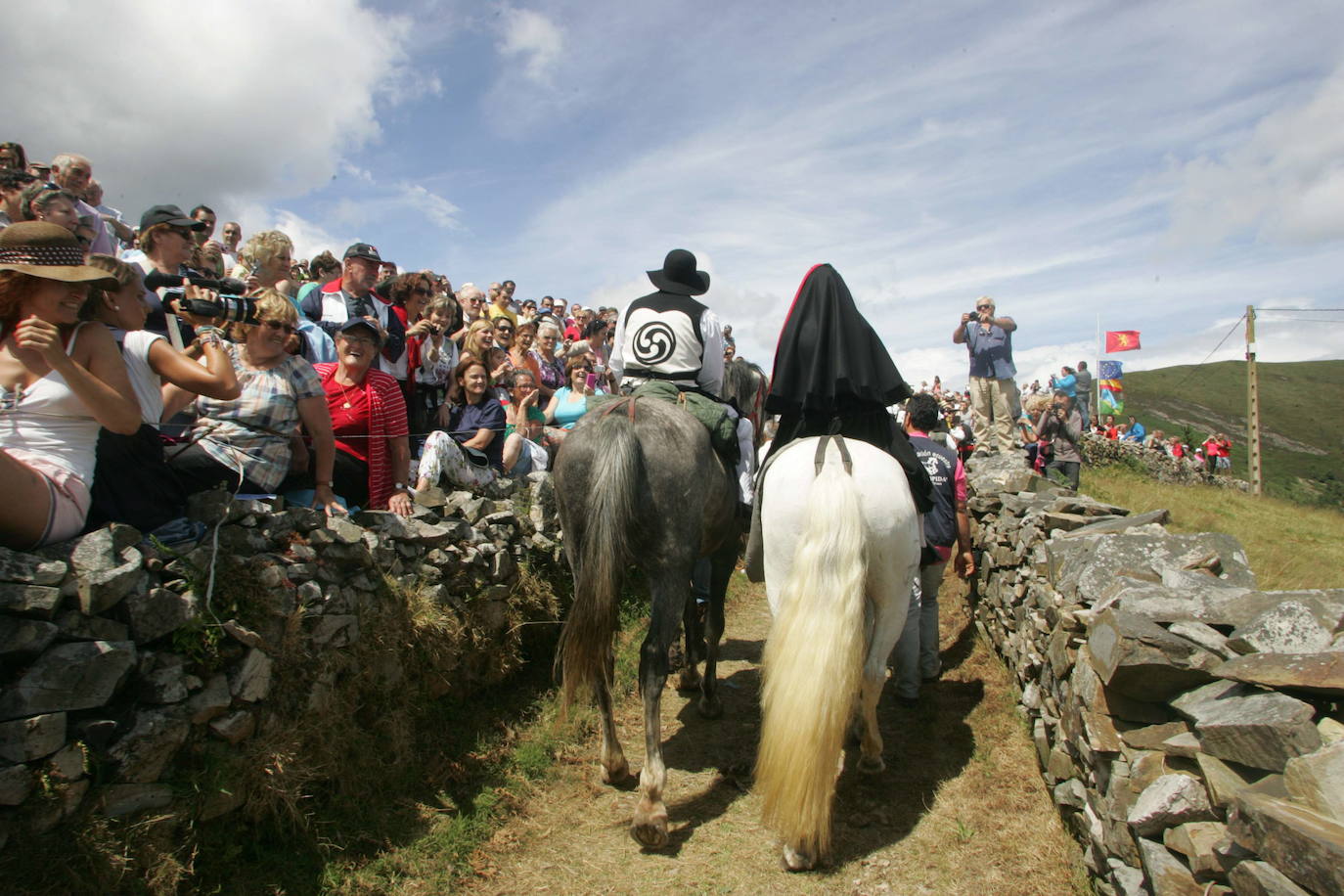 La Fiesta Vaqueira, también conocida como la Vaqueirada, se celebra en la braña de Aristébano, entre Tineo y Valdés. Es una de las fiestas más étnicas y originales de toda Asturias, un homenaje de la vida y costumbres de los Vaqueiros de Alzada. 