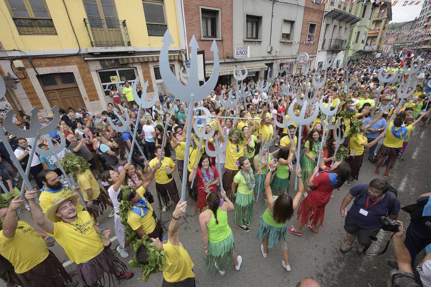 El Descenso Internacional del Sella, conocido popularmente como Les Piragües, está declarado Fiesta de Interés Turístico Internacional. De carácter lúdico-deportivo, mezcla el encanto e interés de una carrera de piraguas en aguas tranquilas con el ambiente de una verdadera fiesta asturiana.