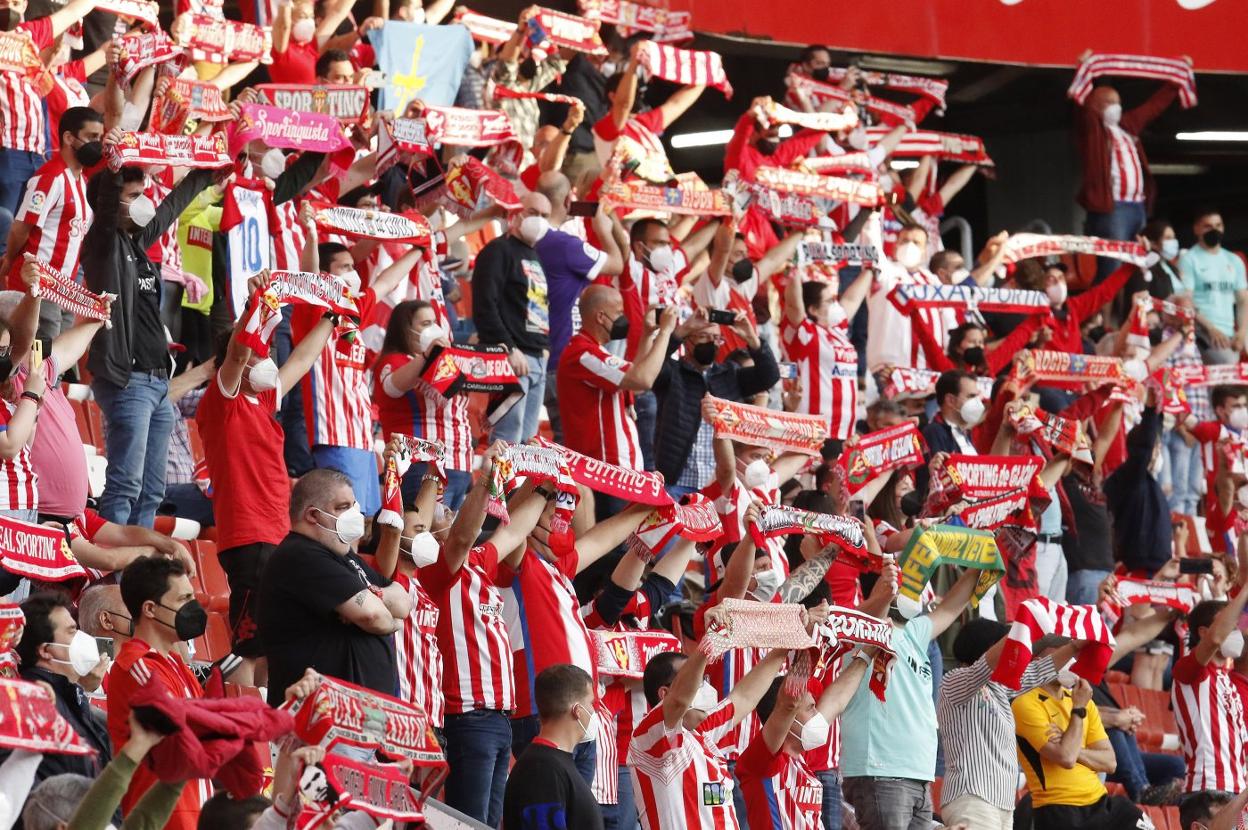 los aficionados del Sporting pudieron regresar a El Molinón en el último partido de Liga, en el duelo ante el Almería. 