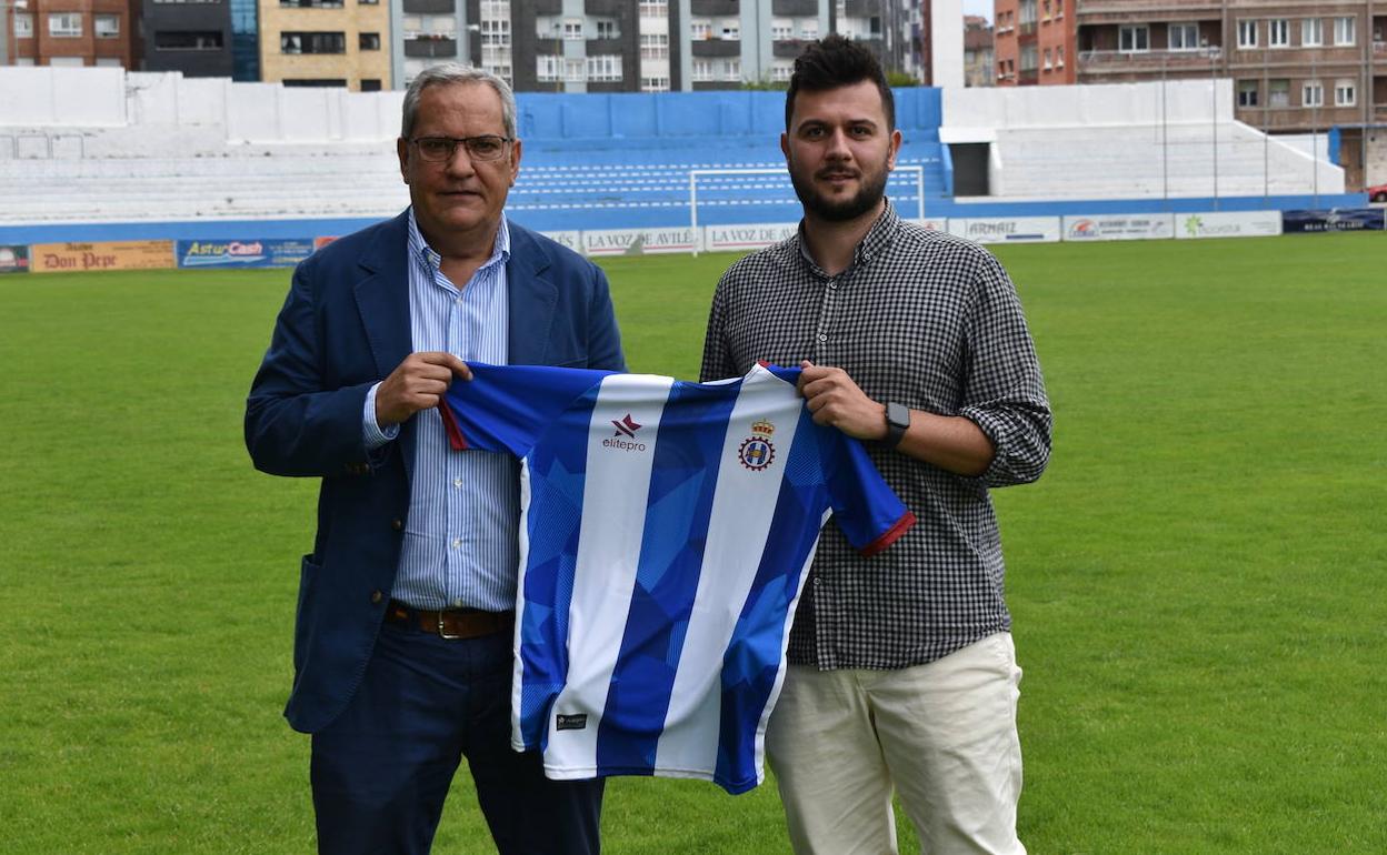 Jorge González 'Astu' a la derecha con Luis Simón, director general del Avilés