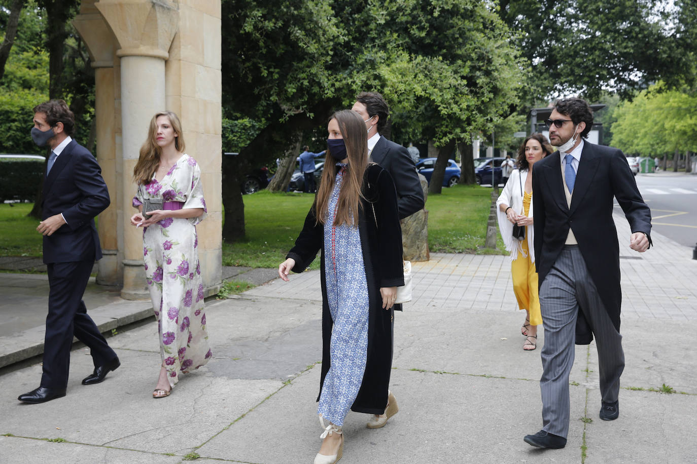 Marta Ortega y Carlos Torretta; Simoneta Gómez-Acebo; Inés Sastre; y Alonso Aznar, se encuentran entre los asistentes al enlace de Pedro Bravo y Carlota Pérez-Pla, que se ha celebrado este sábado en la iglesia parroquial San Julián de Somió