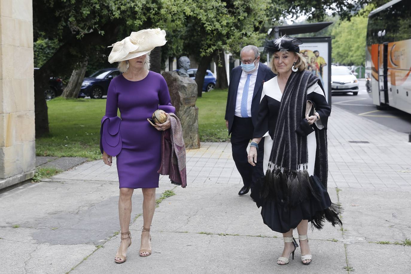 Marta Ortega y Carlos Torretta; Simoneta Gómez-Acebo; Inés Sastre; y Alonso Aznar, se encuentran entre los asistentes al enlace de Pedro Bravo y Carlota Pérez-Pla, que se ha celebrado este sábado en la iglesia parroquial San Julián de Somió