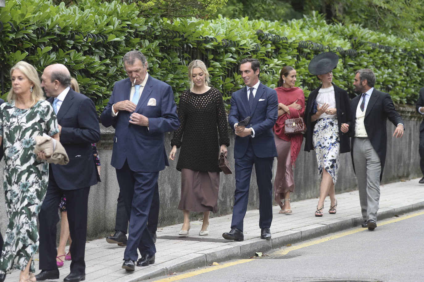 Marta Ortega y Carlos Torretta; Simoneta Gómez-Acebo; Inés Sastre; y Alonso Aznar, se encuentran entre los asistentes al enlace de Pedro Bravo y Carlota Pérez-Pla, que se ha celebrado este sábado en la iglesia parroquial San Julián de Somió