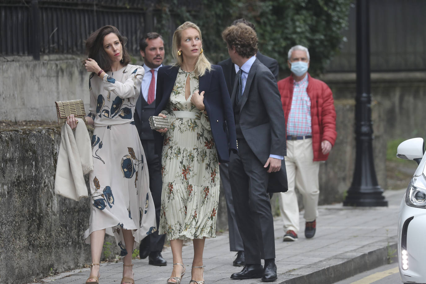 Marta Ortega y Carlos Torretta; Simoneta Gómez-Acebo; Inés Sastre; y Alonso Aznar, se encuentran entre los asistentes al enlace de Pedro Bravo y Carlota Pérez-Pla, que se ha celebrado este sábado en la iglesia parroquial San Julián de Somió