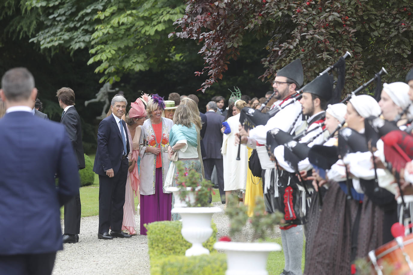 Marta Ortega y Carlos Torretta; Simoneta Gómez-Acebo; Inés Sastre; y Alonso Aznar, se encuentran entre los asistentes al enlace de Pedro Bravo y Carlota Pérez-Pla, que se ha celebrado este sábado en la iglesia parroquial San Julián de Somió