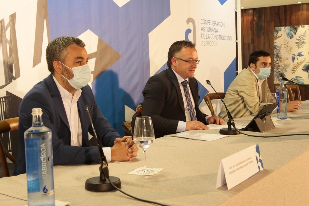 Alejandro Calvo, Joel García y Gerardo Sanz, en el encuentro celebrado tras la asamblea de CAC-Asprocon, en Llanera. 