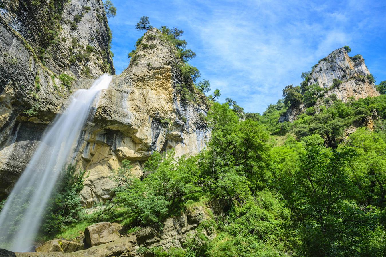 Artazul (Navarra): Esta bonita cascada que encontrarás al final de un pequeño cañón si te aproximas desde el manantial de Arteta, está considerada como una de las más impresionantes de todo Navarra y que cuenta con unos 45 metros de altura. Todo un espectáculo de la naturaleza.