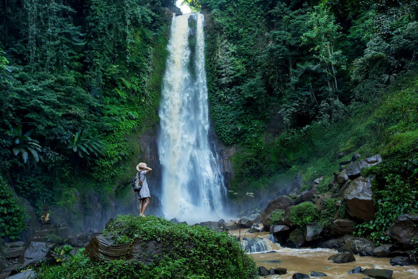 Cascadas de Git Git (Bali): Las cascadas de Git Git en Indonesia, son una parada habitual entre Singaraja y Denpasar, ya que se trata de una de las cascadas más bellas de la isla. Cuenta con una caída de 40 metros sobre una bonita piscina natural rodeada de un entorno con el verde como protagonista.