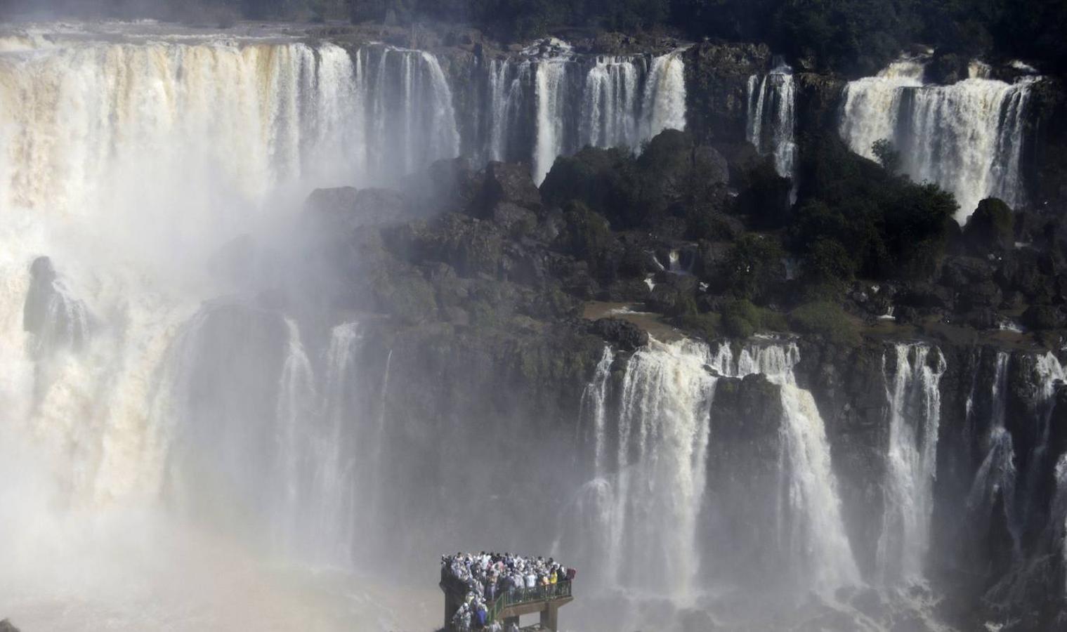 Iguazú (Brasil y Argentina): ubicadas entre Brasil y Argentina, las Cataratas del Iguazú están formadas por nada menos que 275 saltos de agua de hasta 80 metros de altura. Uno de los mayores espectáculos de la naturaleza y que encontrarás dentro de las Siete Maravillas Naturales del Mundo.