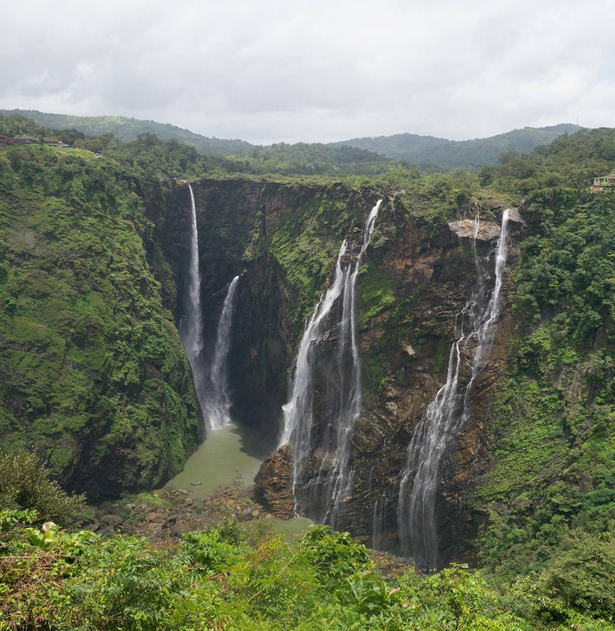 Cataratas Jog (India): También conocidas como Cataratas Gerysoppe, Gerusoppa o Jogada Gundi, estas cataratas están situadas en el distrito de Shimoga en India. Su origen se encuentra en el río Sharavathi y su salto de agua es de unos 253 metros.