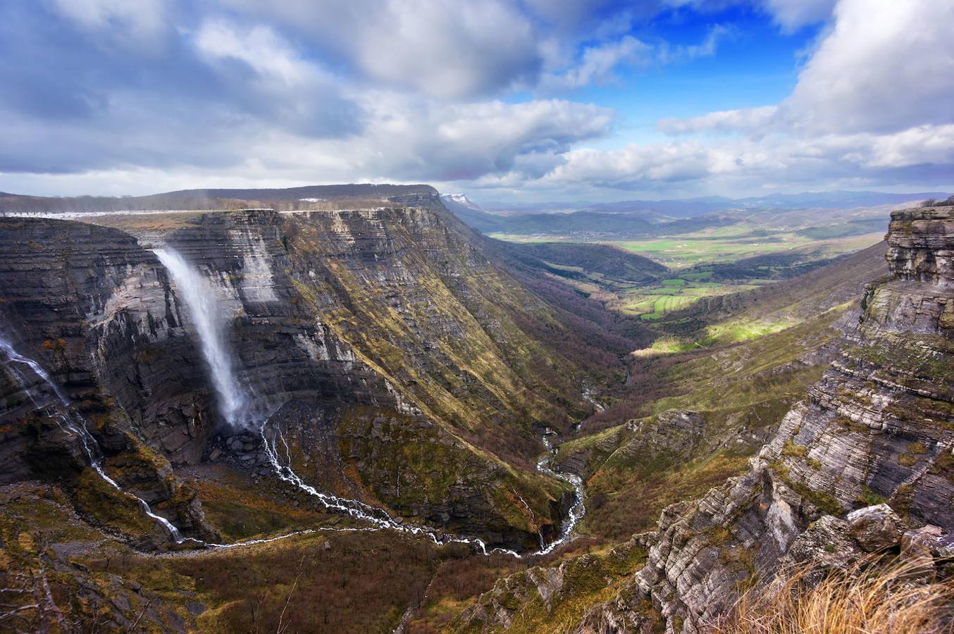 Salto del Nervión (Álava - Burgos): El Salto del Nervión es la cascada más alta de España y uno de esos saltos de agua impresionantes del que podemos disfrutar dentro de nuestra geografía. Cuenta con más de 200 metros de caída y la encontrarás dentro del Monumento Natural del Monte Santiago, un inmejorable conjunto paisajístico con una situación limítrofe entre Burgos y Álava.