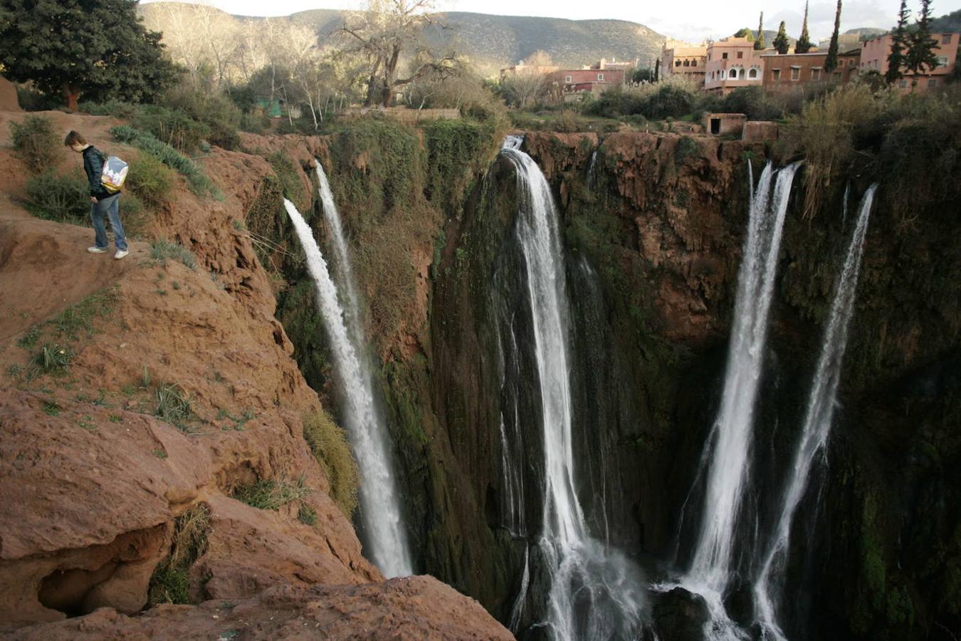 Ouzoud (Marruecos): Con una altura de 110 metros, estas cascadas situadas en la provincia de Tanaghmeilt y a 150 kilómetros de Marrakech son las más altas de Marruecos y también unas de las más espectaculares del mundo. Aunque la vista desde arriba es especialmente bonita, lo más impresionante es verlas desde abajo, para lo cual es necesario caminar al menos durante una hora para lograr llegar hasta la base de la cascada.