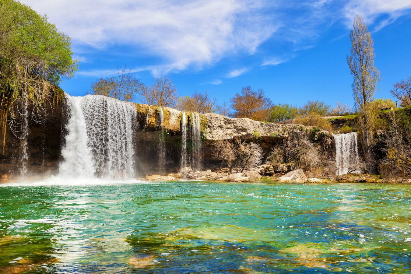 Cascada de la Tobalina (Burgos): Se encuentra en la zona norte de Burgos y concretamente en la comarca de Las Merindades, entre Pedrosa de Tobalina y La Orden. Una preciosa cascada formada por las aguas del río Jerea (afluente del Ebro) y que cuenta con más de 12 metros de altura.