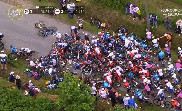 Una espectadora provoca una multitudinaria caída en el Tour de Francia