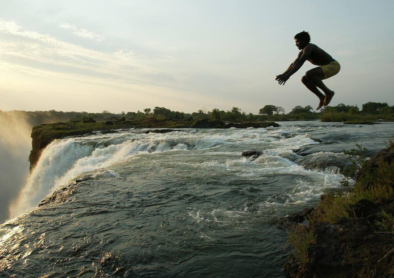 Cataratas Victoria (Zimbague y Zambia): Incluidas en la lista de monumentos naturales en 1989 por la Unesco, las Cataratas Victoria son otro de esos grandes saltos de agua más espectaculares del mundo. Su caudal es tan grande que solo es posible contemplarlas durante la estación seca, ya que en los primeros meses del año el caudal del Zambeze genera una nube de vapor que se mezcla con las columnas de agua.