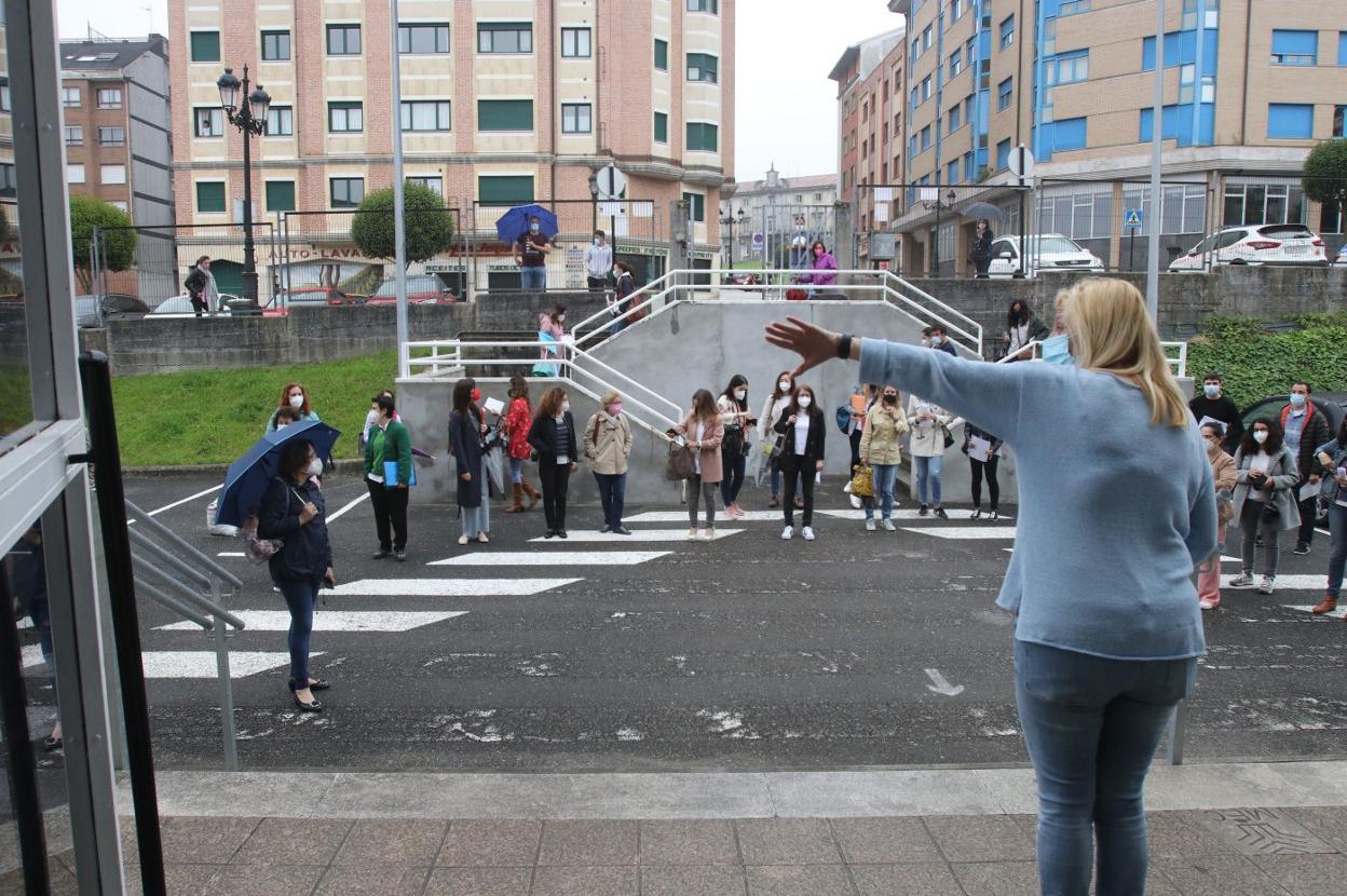 Los interinos, en el acceso al examen en el IES de la Ería. 