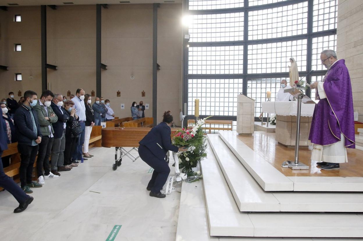 En primera fila, la familia de la fallecida observa la entrada del féretro en la iglesia. 