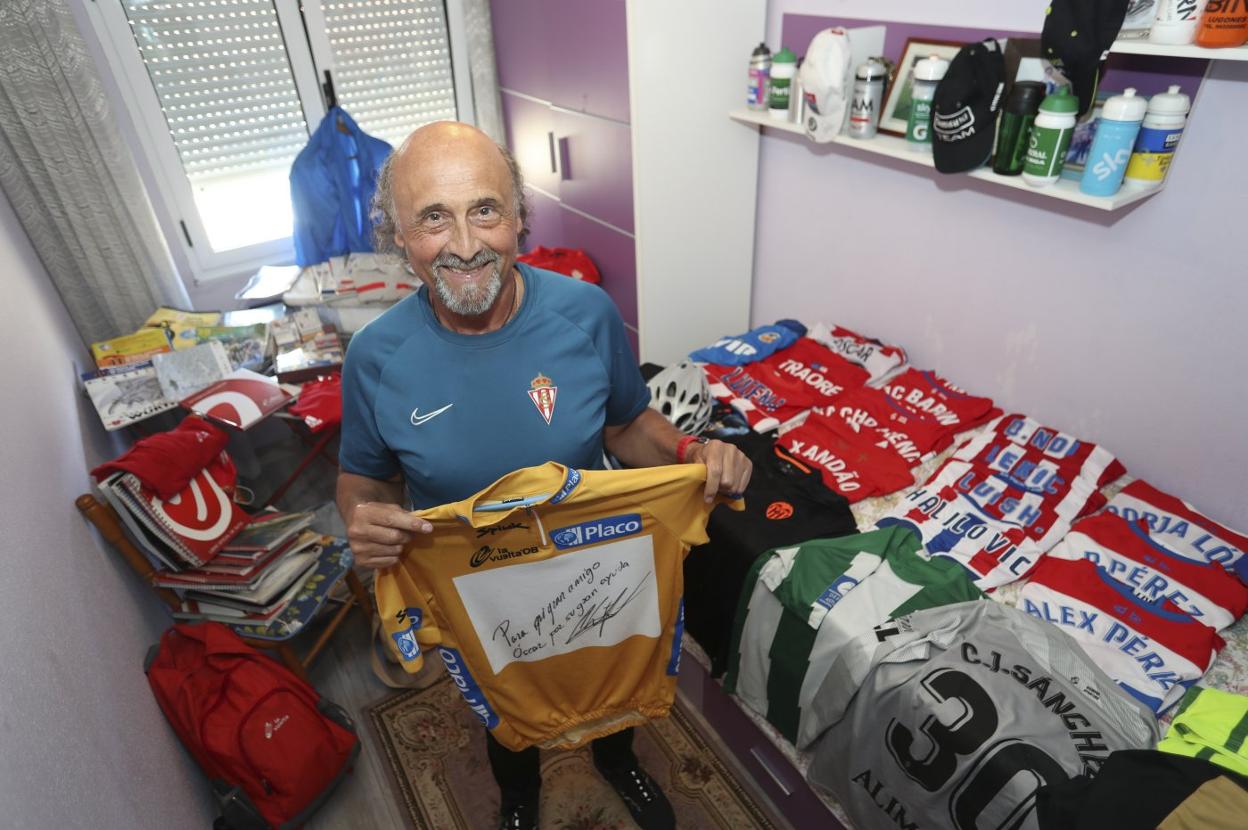 Óscar Suárez, tras su jubilación como responsable de las ambulancias de El Molinón, en su domicilio de Gijón. A la izquierda, detalle del maillot de líder de la Vuelta que le regaló en su día Alberto Contador. 