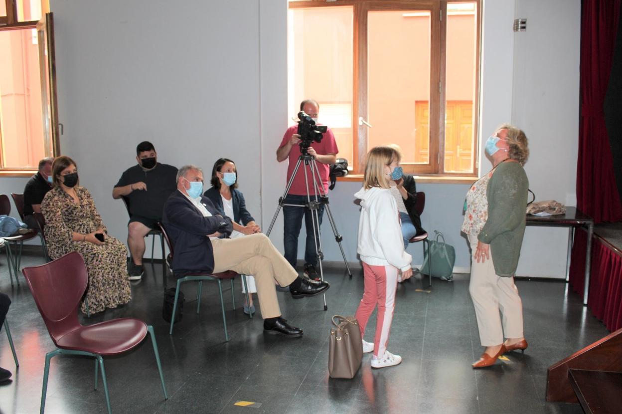 La diputada Gimena Llamedo, el concejal Víctor Rodríguez, la consejera Melania Álvarez y el alcalde Emilio García Longo durante la representación de una de las escenas teatrales creadas para el proyecto. 