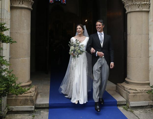 Los recién casados, Carlota Pérez-Pla y Pedro Bravo, a su salida de la iglesia de San Julián. 