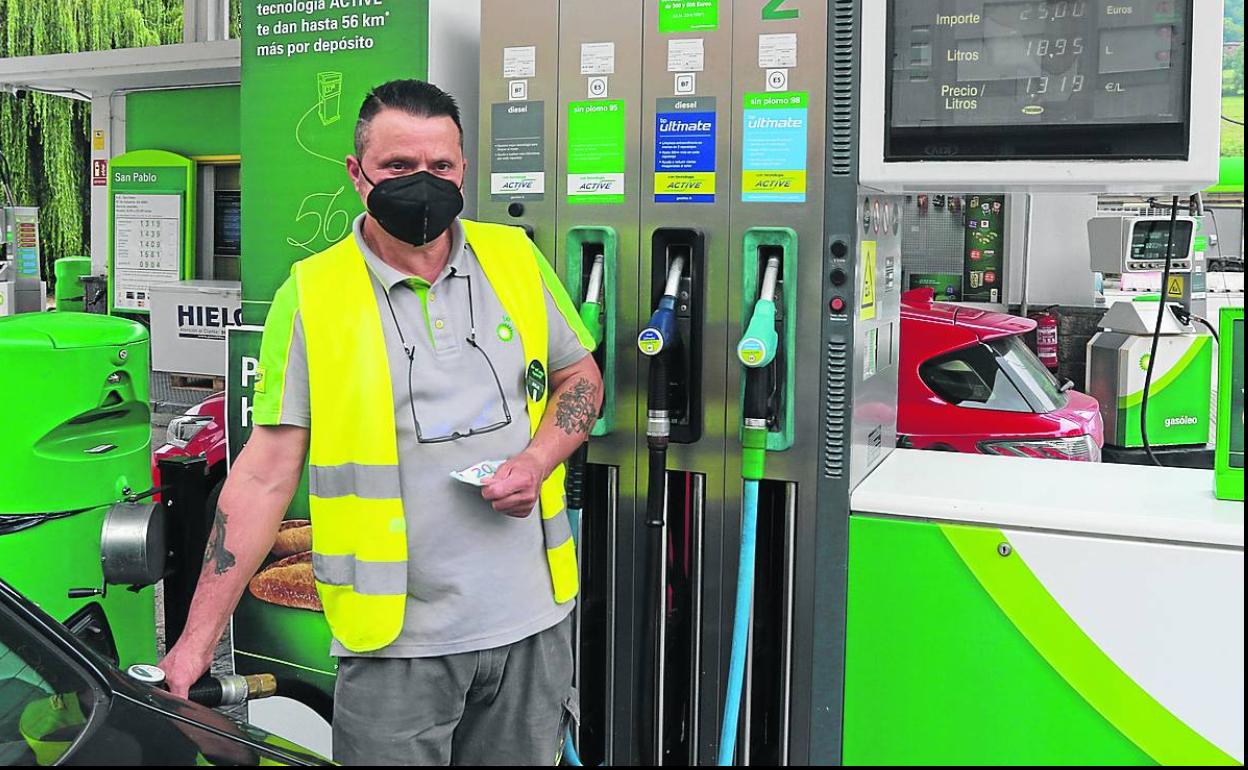 Emilio Ponte pone combustible en una gasolinera en Pola de Lena.