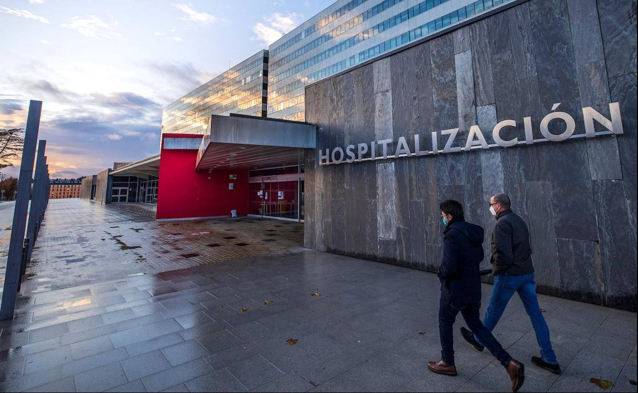 Imagen de archivo del HUCA, donde fue trasladado el herido.