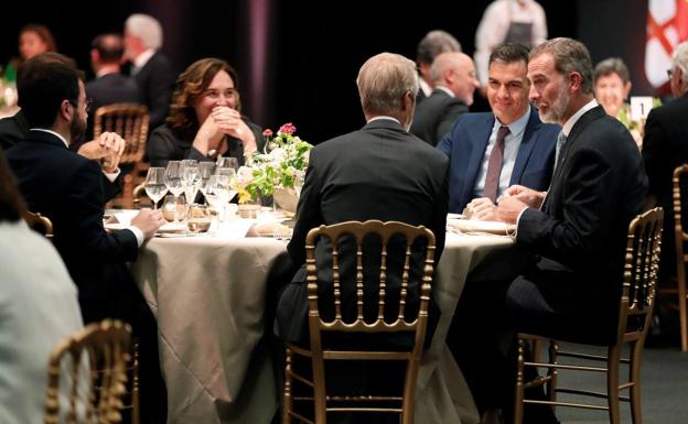 Pere Aragonés, Ada Colau, Pedro Sánchez y Felipe VI comparten mesa con los organizadores del MWC.