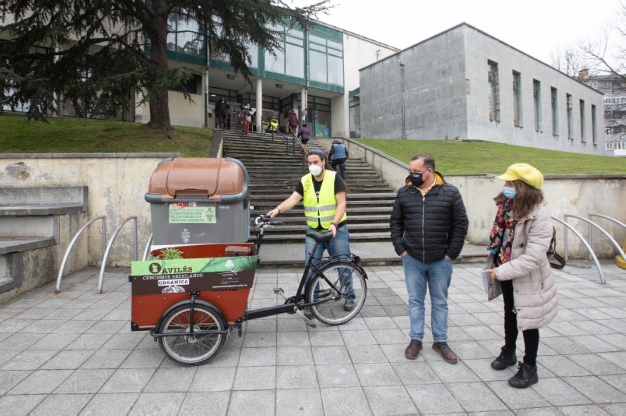 Uno de los voluntarios que divulgó el uso del contenedor marrón e el barrio de La Luz en abril. 