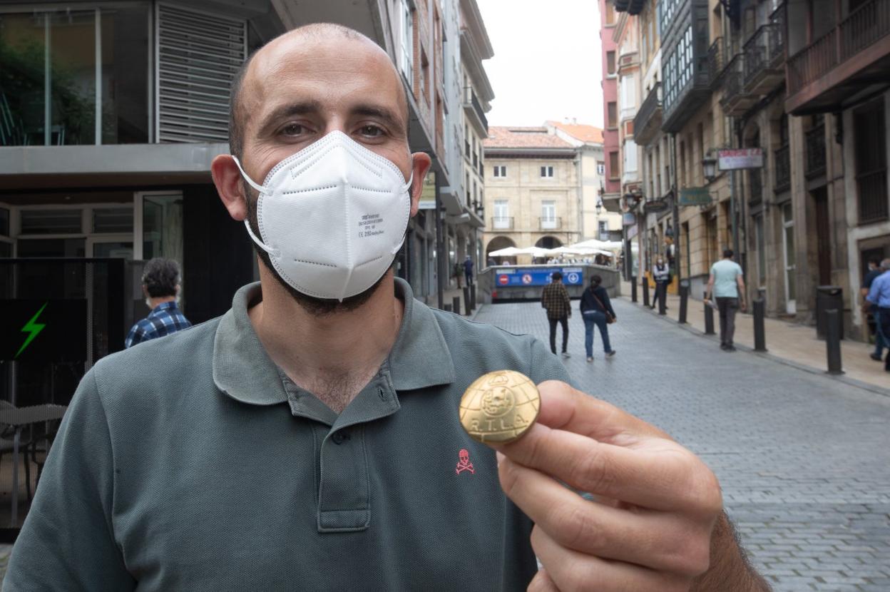 El topógrafo municipal, Javier García, muestra uno de los clavos que conforman la red topográfica. 