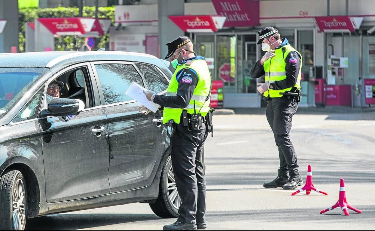 Agentes de la Policía Local comprueban los datos de un conductor durante en confinamiento