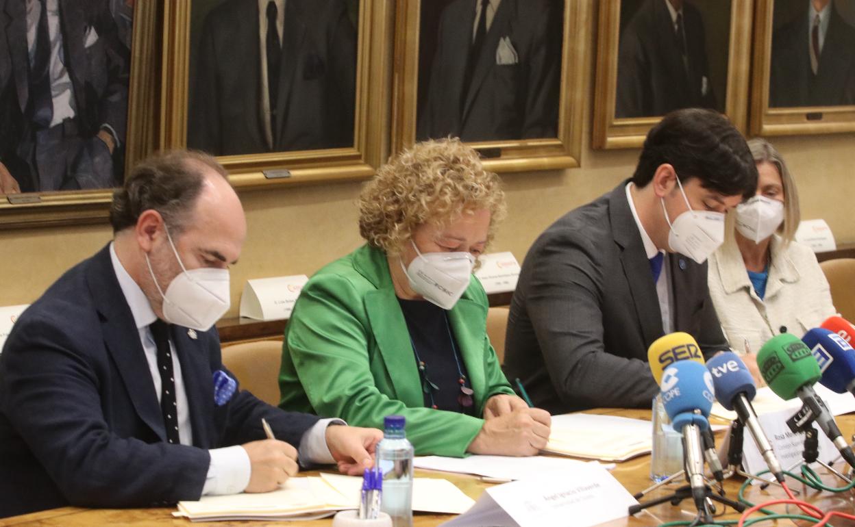 El rector, Ignacio Villaverde, la presidenta del CSIC, Rosa Menéndez, y el consejero de Ciencia e Innovación, Borja Sánchez, durante la firma del convenio.