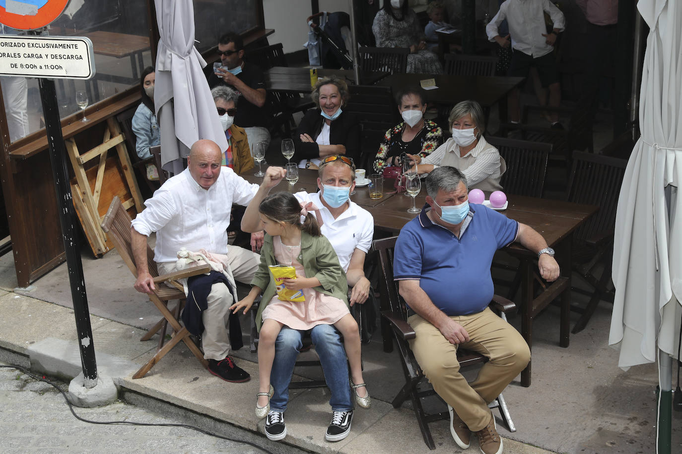 La política, la pesca, los cuadros de la Fundación Selgas, los problemas de los personajes del corazón... nada quedó fuera del tradicional sermón de Césareo Marqués, que siguieron cientos de personas. Había ganas de folixa.