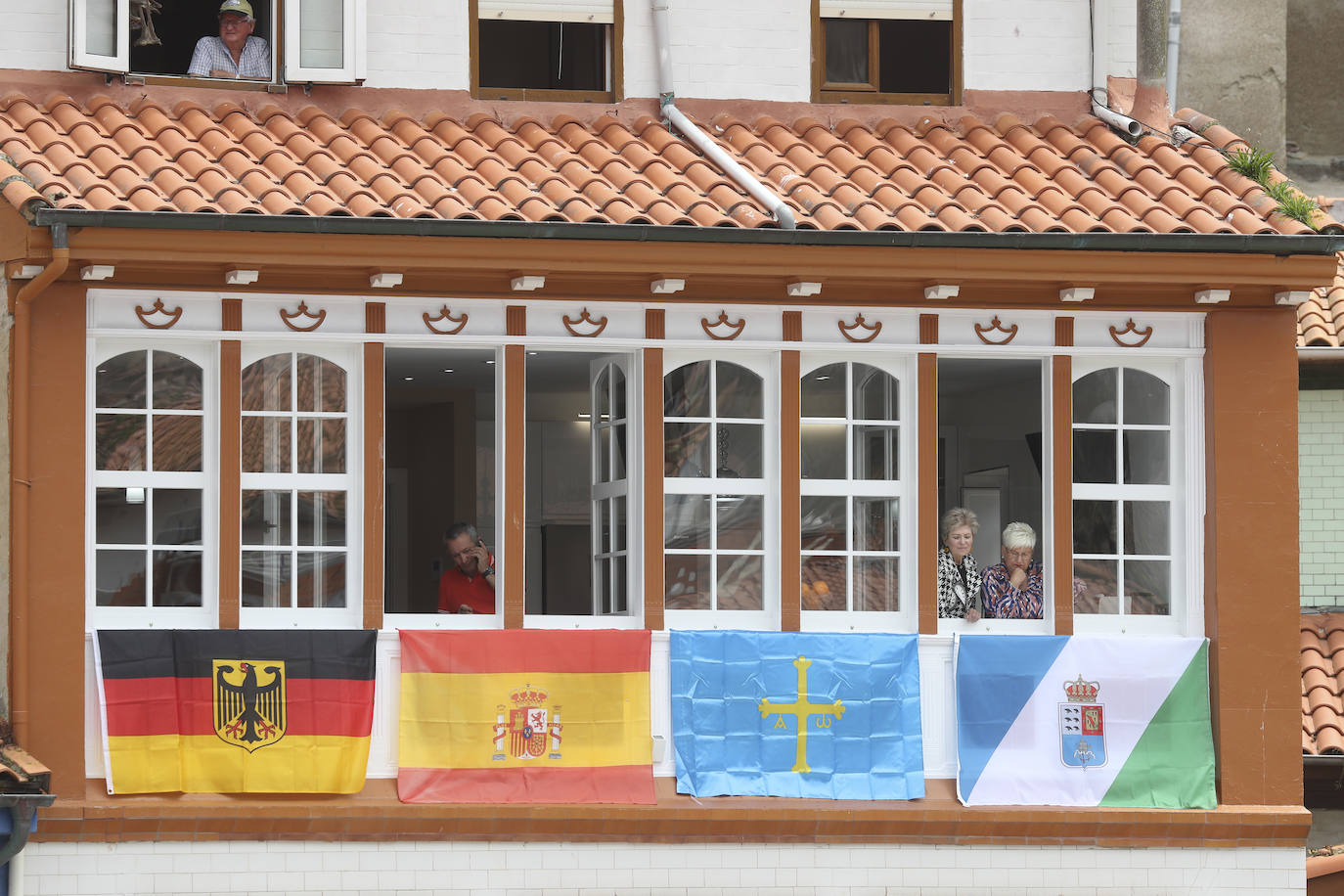 La política, la pesca, los cuadros de la Fundación Selgas, los problemas de los personajes del corazón... nada quedó fuera del tradicional sermón de Césareo Marqués, que siguieron cientos de personas. Había ganas de folixa.