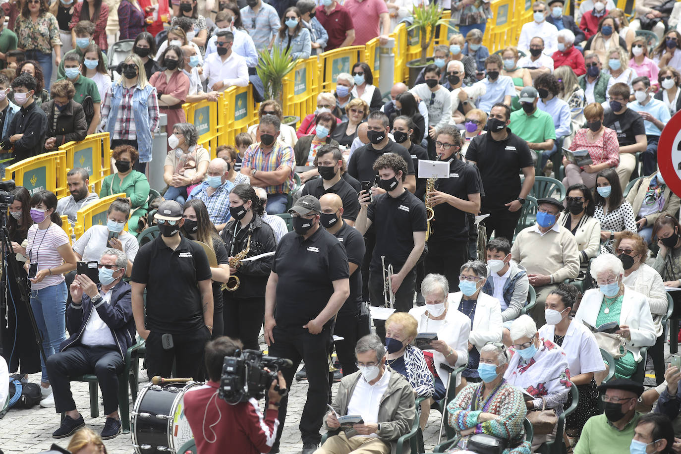 La política, la pesca, los cuadros de la Fundación Selgas, los problemas de los personajes del corazón... nada quedó fuera del tradicional sermón de Césareo Marqués, que siguieron cientos de personas. Había ganas de folixa.