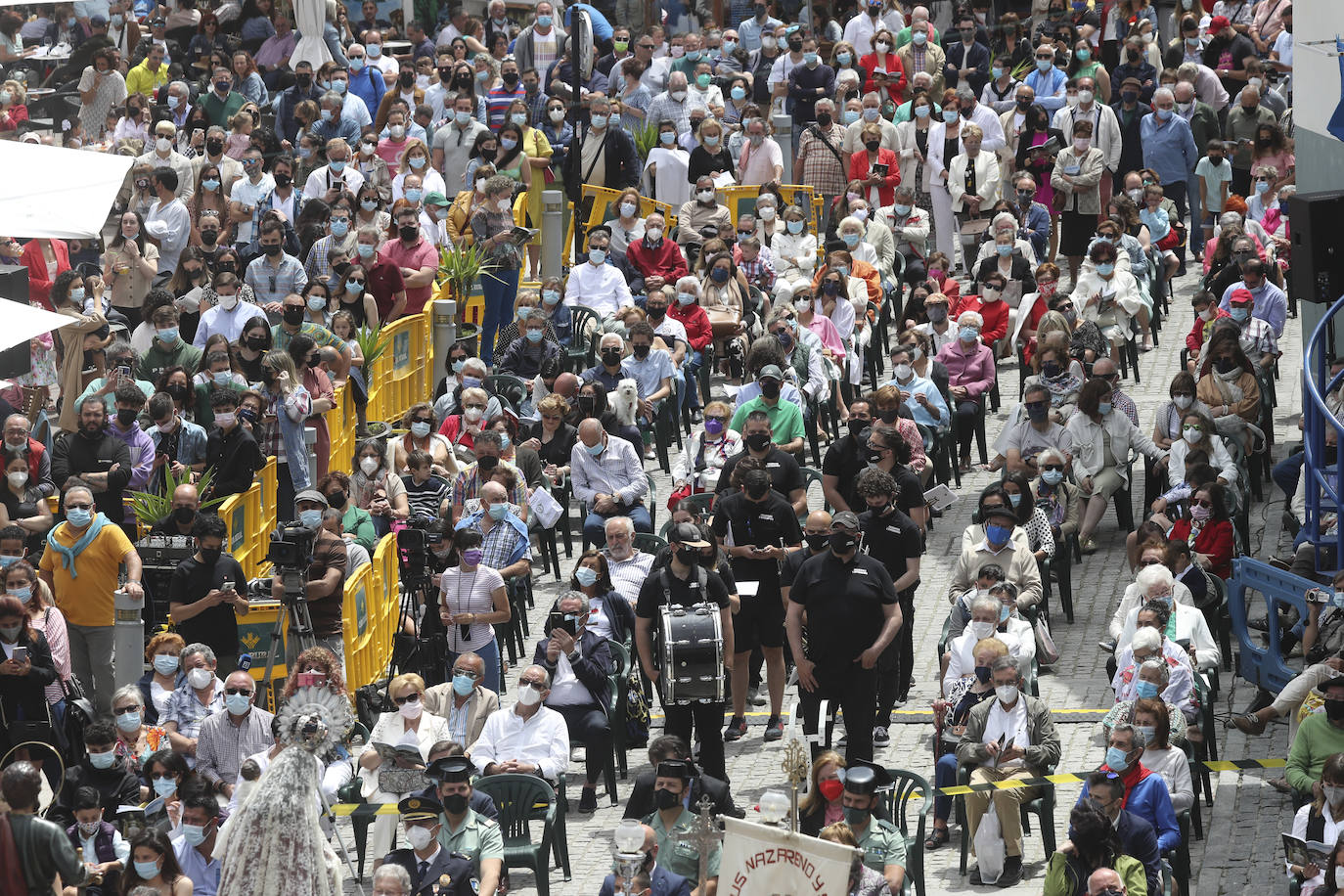 La política, la pesca, los cuadros de la Fundación Selgas, los problemas de los personajes del corazón... nada quedó fuera del tradicional sermón de Césareo Marqués, que siguieron cientos de personas. Había ganas de folixa.