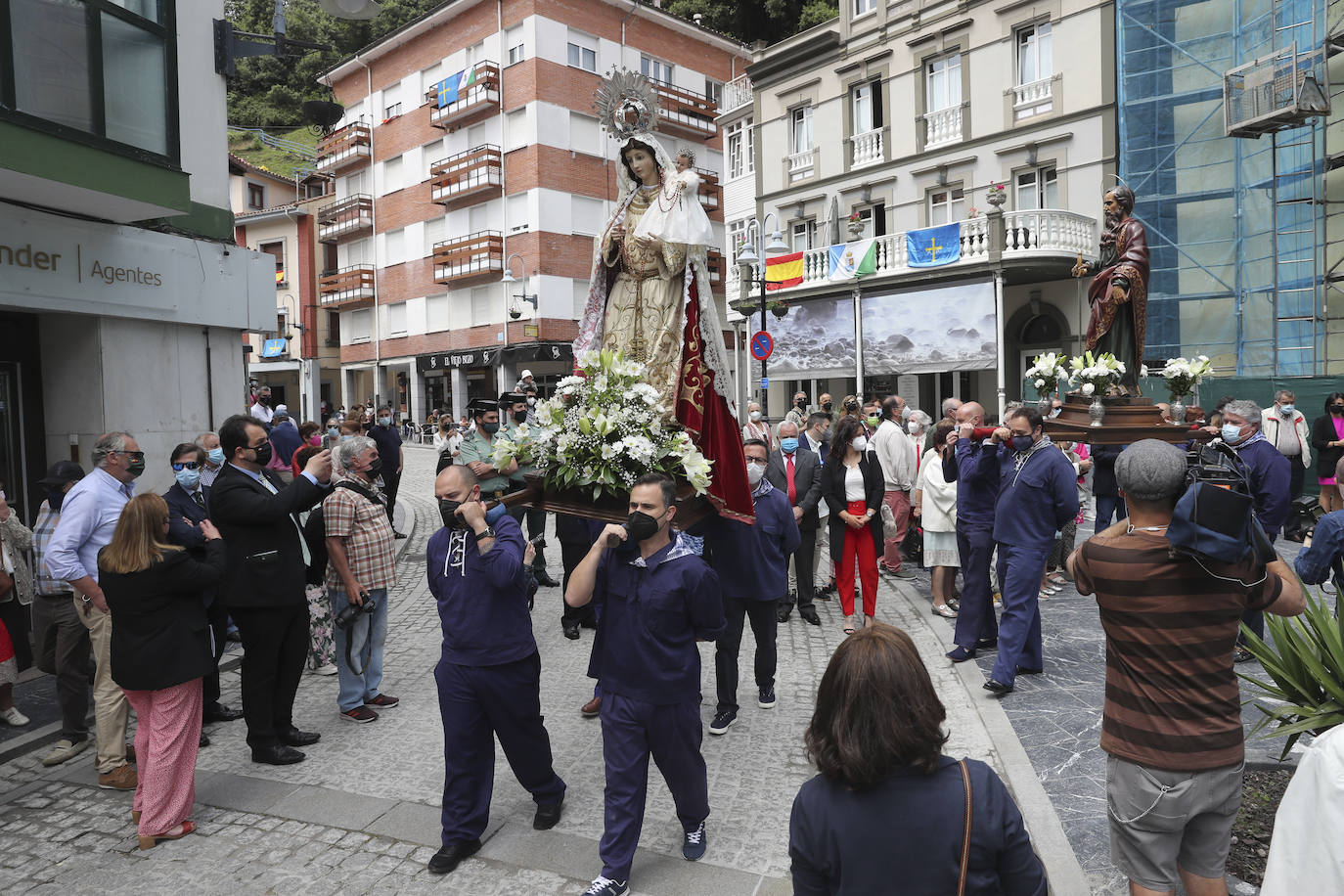 La política, la pesca, los cuadros de la Fundación Selgas, los problemas de los personajes del corazón... nada quedó fuera del tradicional sermón de Césareo Marqués, que siguieron cientos de personas. Había ganas de folixa.