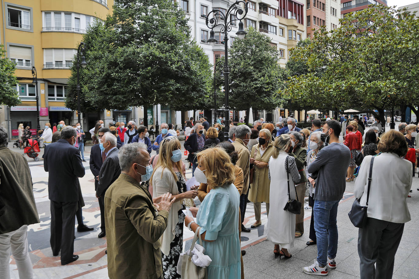 Gijón ha ampliado este martes su cuadro de honores y distinciones con los nombres de once personas y entidades que han dado sobradas muestras de excelencia humana y amor por la villa. Nunca antes se había reunido sobre las tablas del teatro Jovellanos tan elevado número de premiados en la ceremonia, pero en 2020 no se pudo celebrar este acto, lo que ha obligado a unificar este año dos remesas de premios; un acto al que ha acudido medio millar de personas. Los galardonados han sido Luis Sepúlveda, Francisco Prendes Quirós, Xosé Bolado, Antonio Suárez, la asociación Una Ciudad para Todos, el que fuera el director adjunto de El COMERCIO José Antonio Rodríguez Canal, Raúl Entrerríos, la asociación Adansi, la UC Ceares, el CFIP del Mar y la Sociedad Astronómica Omega