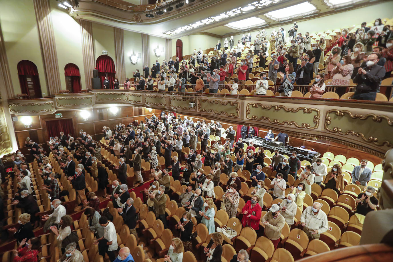 Gijón ha ampliado este martes su cuadro de honores y distinciones con los nombres de once personas y entidades que han dado sobradas muestras de excelencia humana y amor por la villa. Nunca antes se había reunido sobre las tablas del teatro Jovellanos tan elevado número de premiados en la ceremonia, pero en 2020 no se pudo celebrar este acto, lo que ha obligado a unificar este año dos remesas de premios; un acto al que ha acudido medio millar de personas. Los galardonados han sido Luis Sepúlveda, Francisco Prendes Quirós, Xosé Bolado, Antonio Suárez, la asociación Una Ciudad para Todos, el que fuera el director adjunto de El COMERCIO José Antonio Rodríguez Canal, Raúl Entrerríos, la asociación Adansi, la UC Ceares, el CFIP del Mar y la Sociedad Astronómica Omega