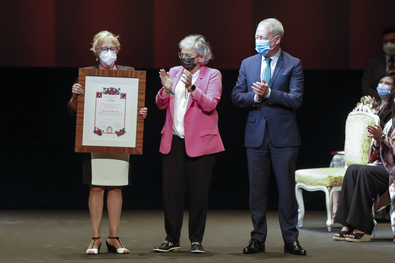 Gijón ha ampliado este martes su cuadro de honores y distinciones con los nombres de once personas y entidades que han dado sobradas muestras de excelencia humana y amor por la villa. Nunca antes se había reunido sobre las tablas del teatro Jovellanos tan elevado número de premiados en la ceremonia, pero en 2020 no se pudo celebrar este acto, lo que ha obligado a unificar este año dos remesas de premios; un acto al que ha acudido medio millar de personas. Los galardonados han sido Luis Sepúlveda, Francisco Prendes Quirós, Xosé Bolado, Antonio Suárez, la asociación Una Ciudad para Todos, el que fuera el director adjunto de El COMERCIO José Antonio Rodríguez Canal, Raúl Entrerríos, la asociación Adansi, la UC Ceares, el CFIP del Mar y la Sociedad Astronómica Omega