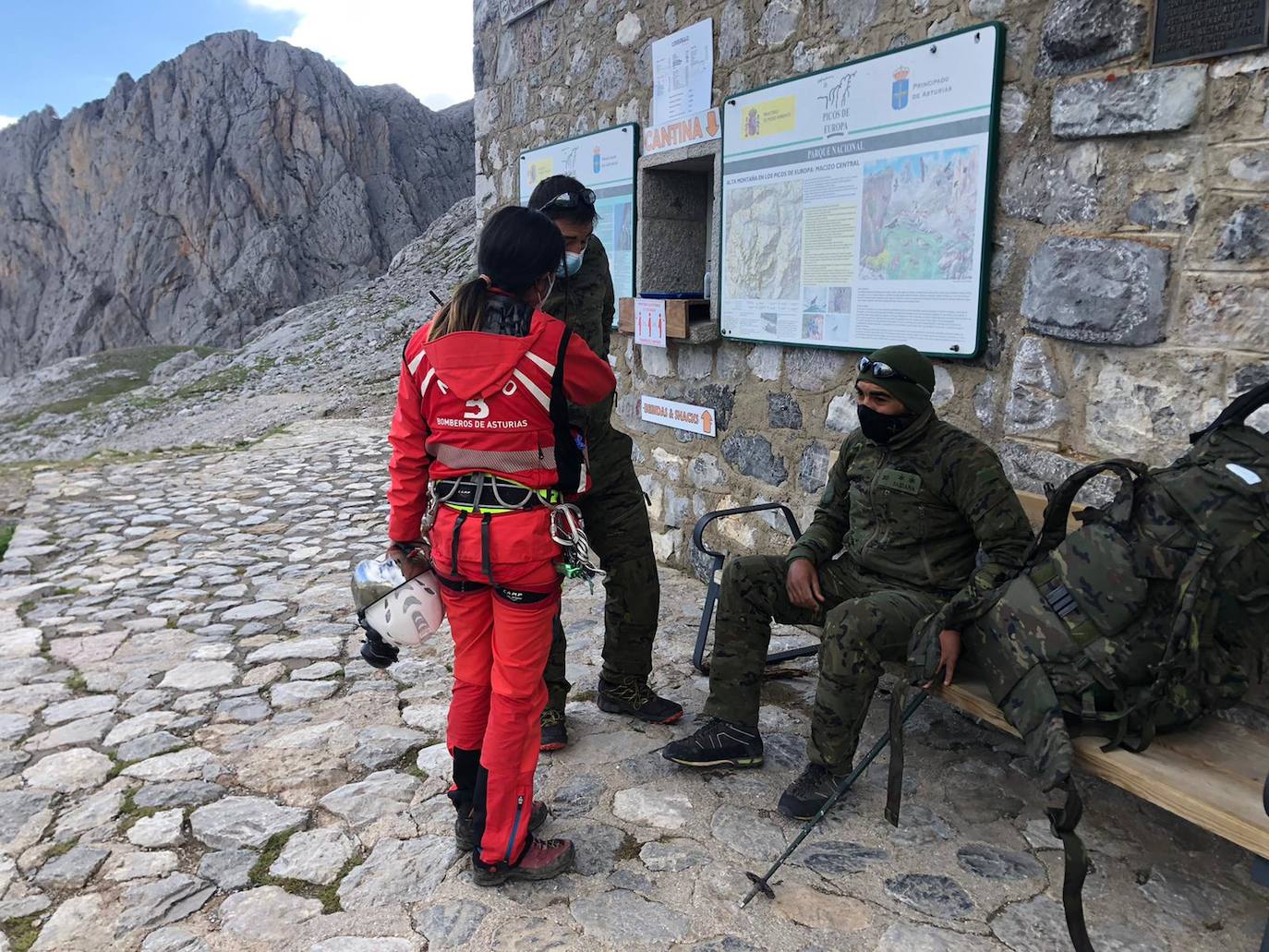 Accidentado el sábado mientras escalaba la cara este de la vía Nani, permanecía en el refugio Vega de Urriellu esperando que las condiciones meteorológicas permitieran su rescate y traslado a un centro hospitalario