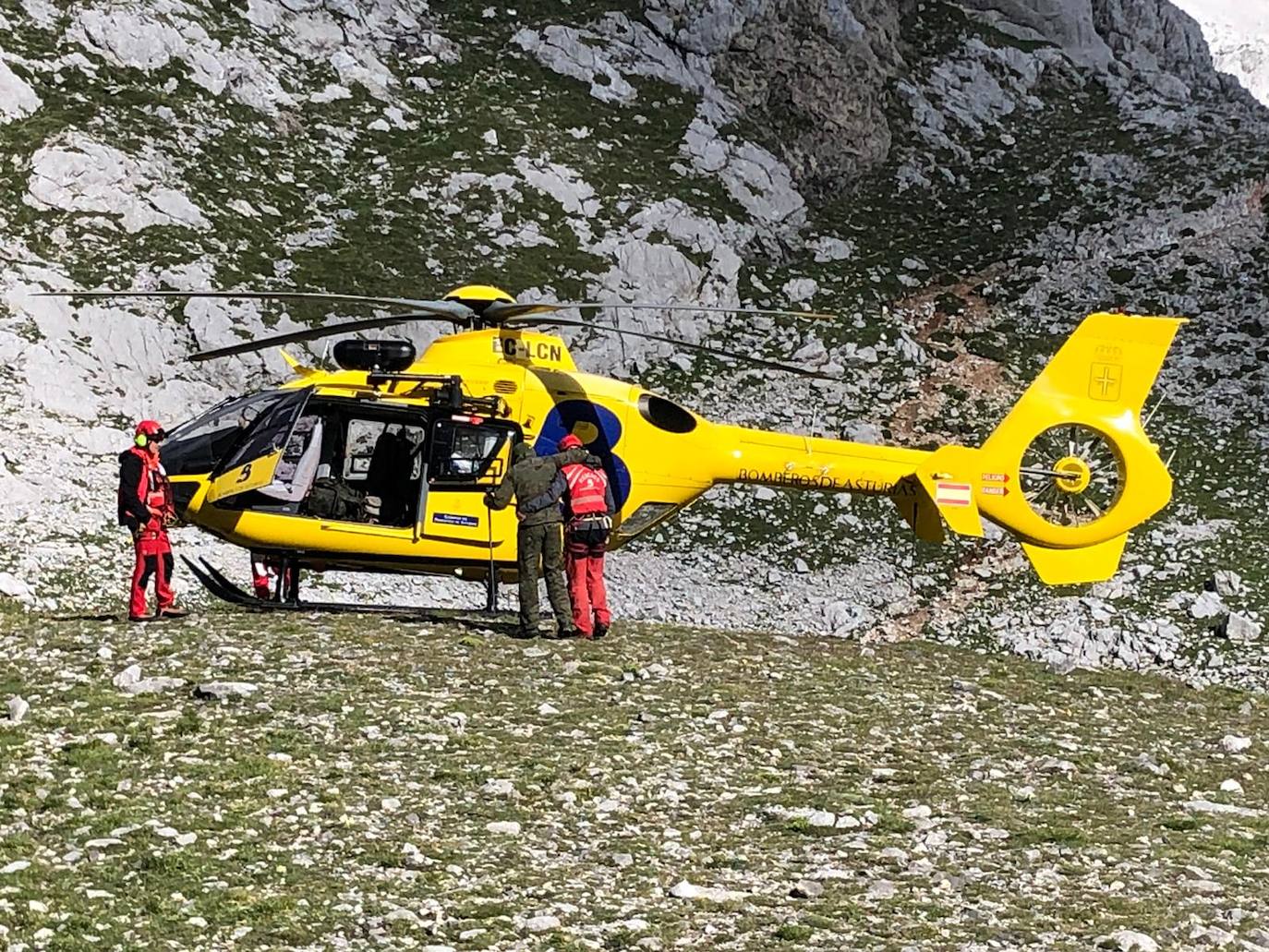 Accidentado el sábado mientras escalaba la cara este de la vía Nani, permanecía en el refugio Vega de Urriellu esperando que las condiciones meteorológicas permitieran su rescate y traslado a un centro hospitalario